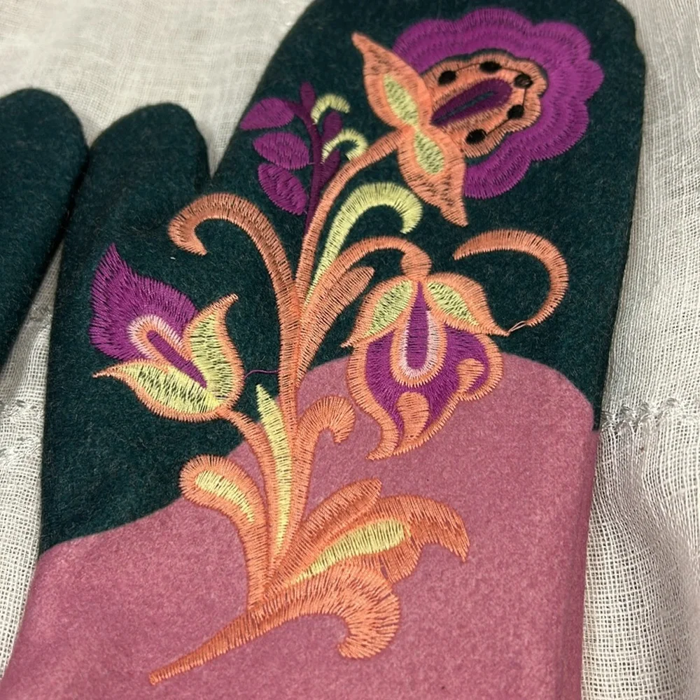 NWOT Handmade embroidered mittens